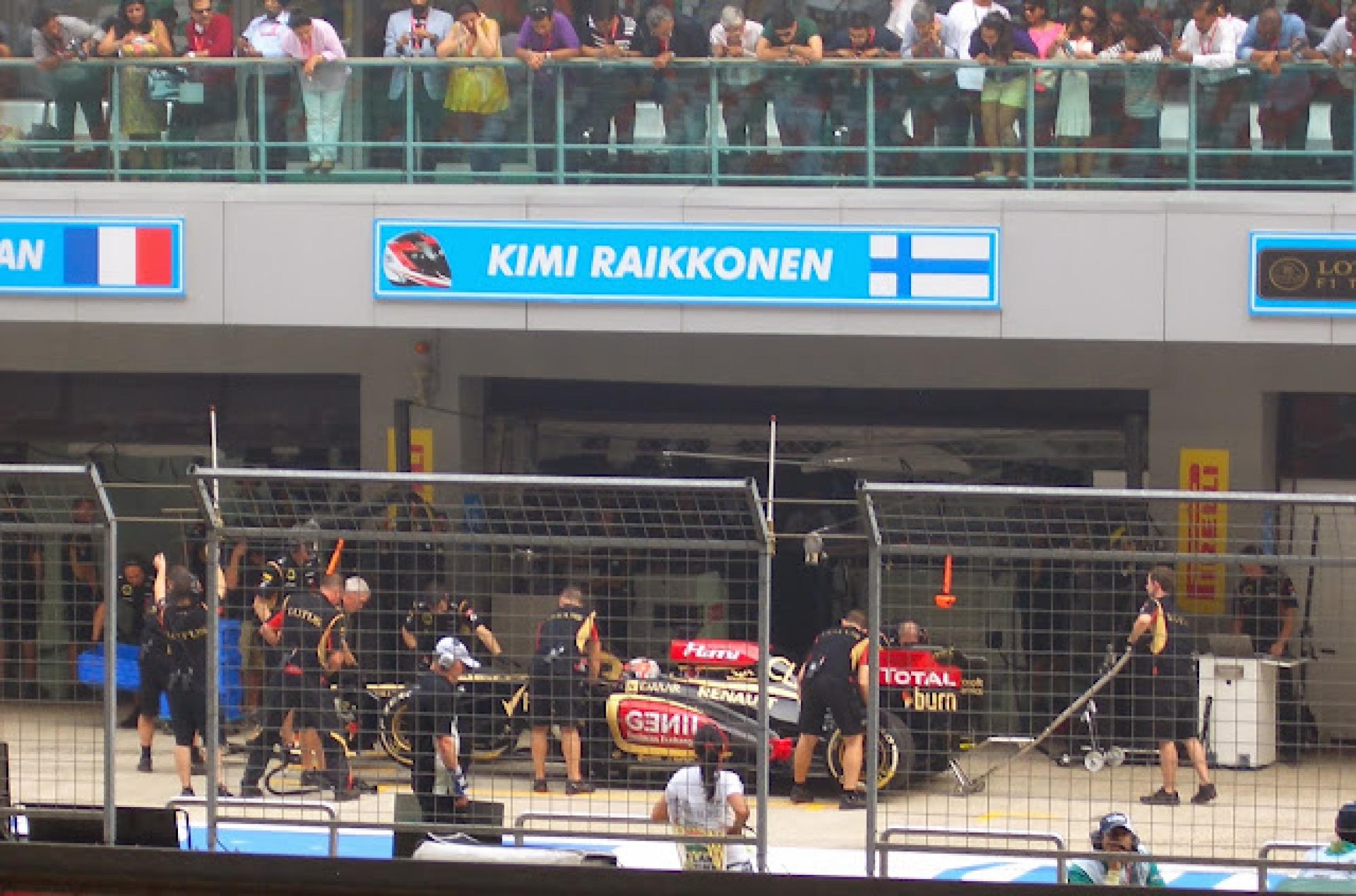 Vettel clinches pole position at the Airtel Indian Grand Prix 2013