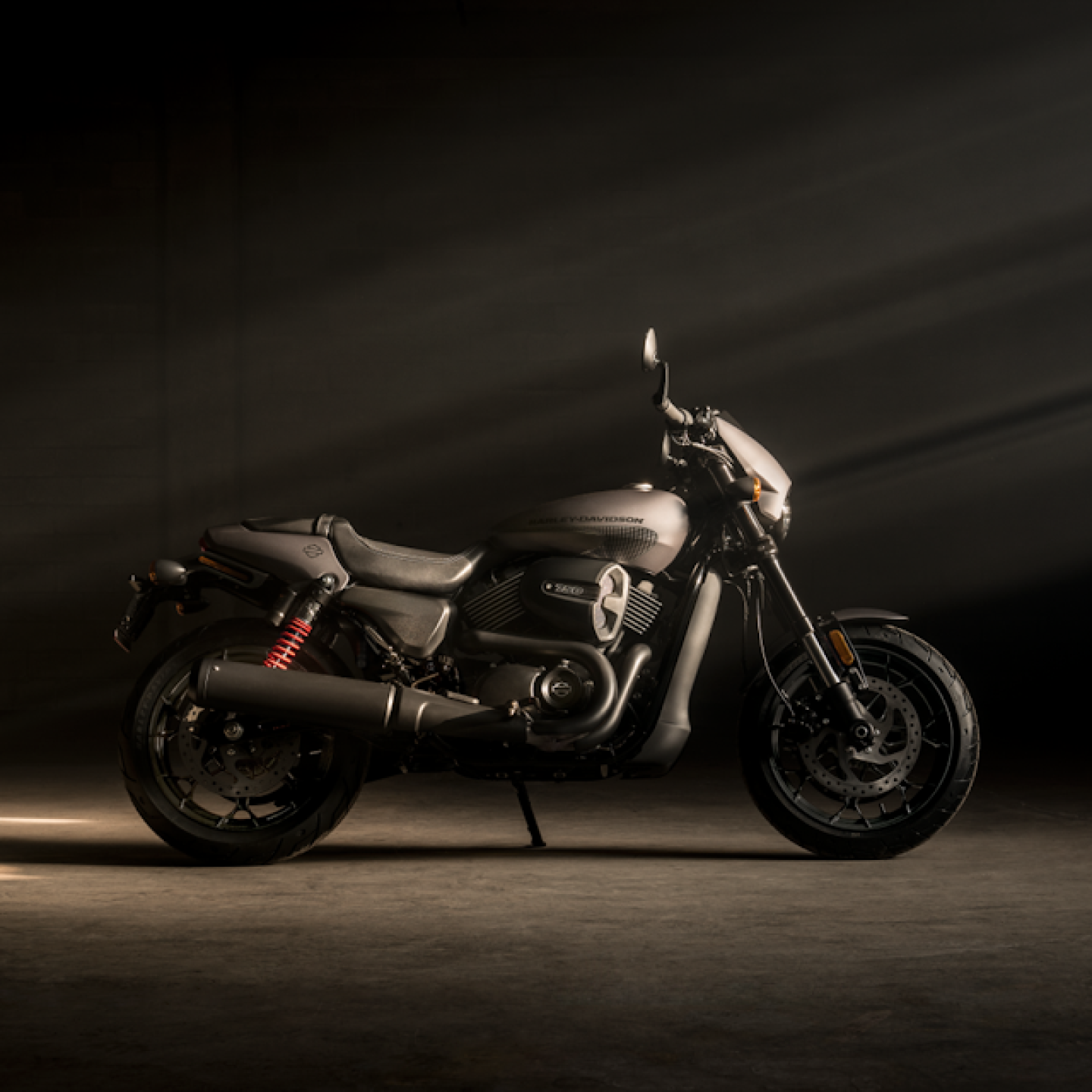 The 2017 Harley-Davidson Street Rod is priced at INR 5.86 lacs